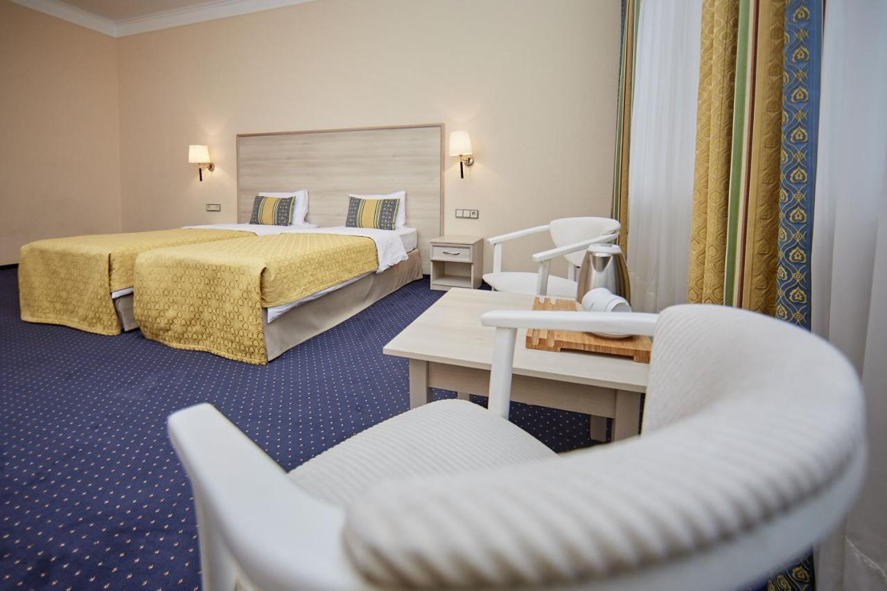 Platium Spa&Resort Kozyn Екстериор снимка