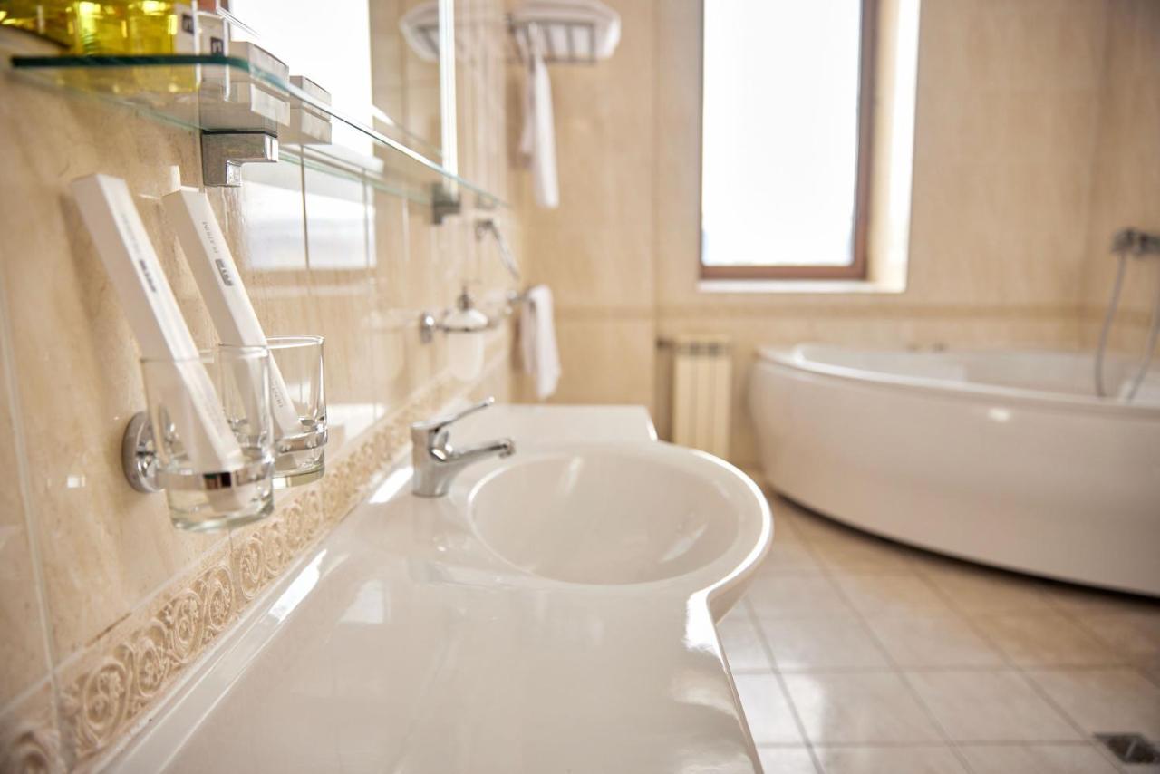 Platium Spa&Resort Kozyn Екстериор снимка