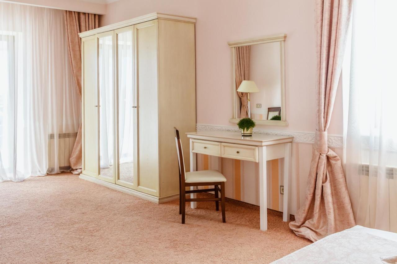 Platium Spa&Resort Kozyn Екстериор снимка